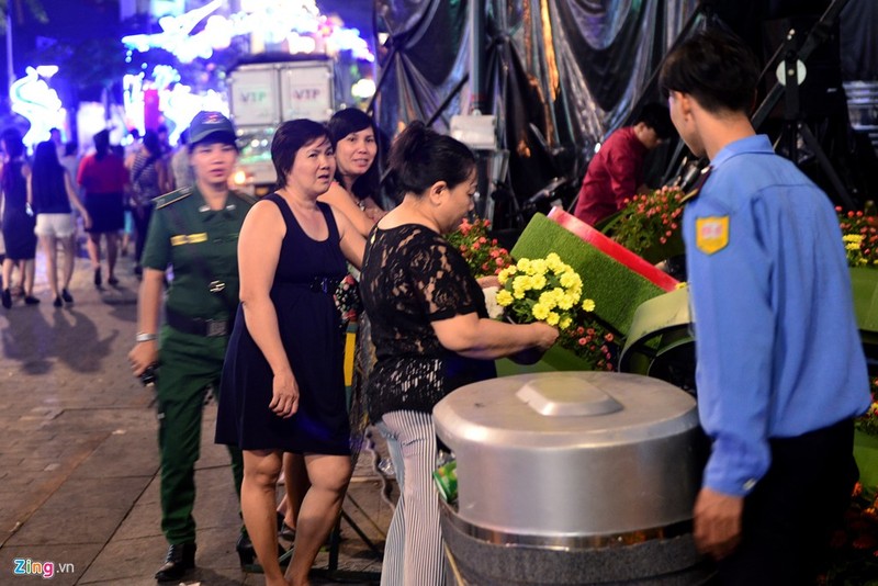 Anh: Vuot rao vao “mot” hoa o duong hoa Nguyen Hue dem be mac-Hinh-10